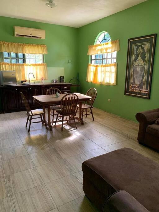 Banyan Rose Apartment Orange Walk Екстериор снимка